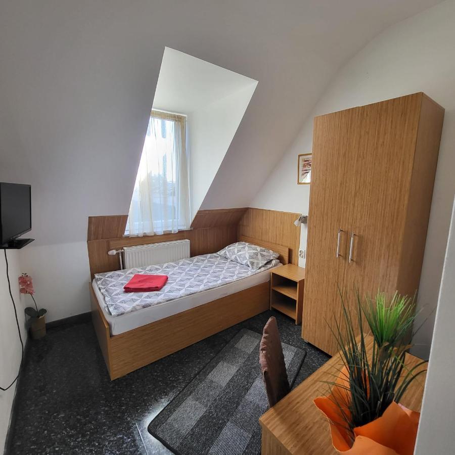 Pension Haus Baron 1 Neckarau マンハイム エクステリア 写真