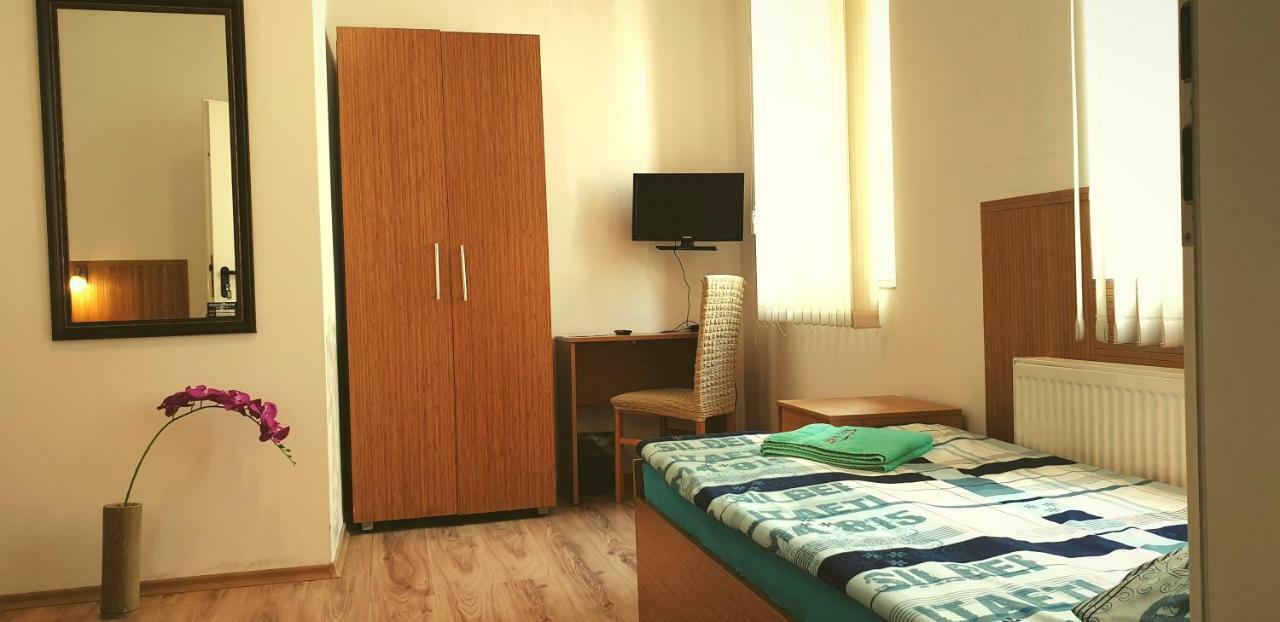 Pension Haus Baron 1 Neckarau マンハイム エクステリア 写真